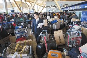 机场大量旅客滞留候机厅