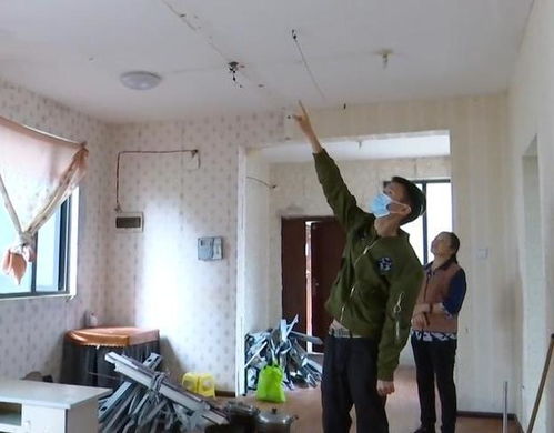 青年在简陋屋内用煤块写字