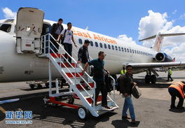 中国工人在机场等待登机