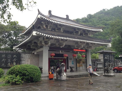 西安碑林博物馆内部高清数字展示屏前观众互动场景