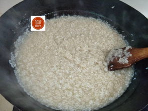 蒸锅中正在蒸煮的糯米