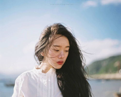 女孩坐在窗边沉思悲伤表情