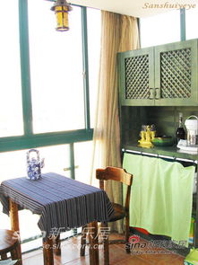 一张摆满早餐的小餐桌