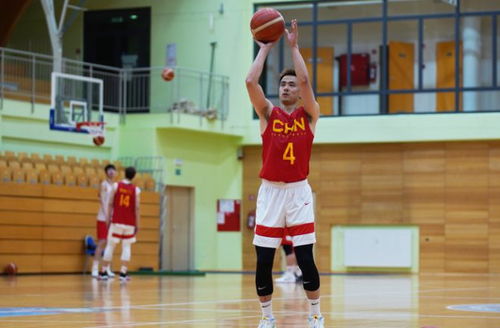 李凯尔身穿中国男篮球衣训练