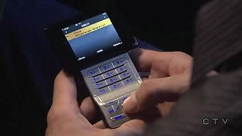 女性查看客户评价