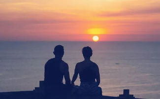 夕阳下的恋人背影