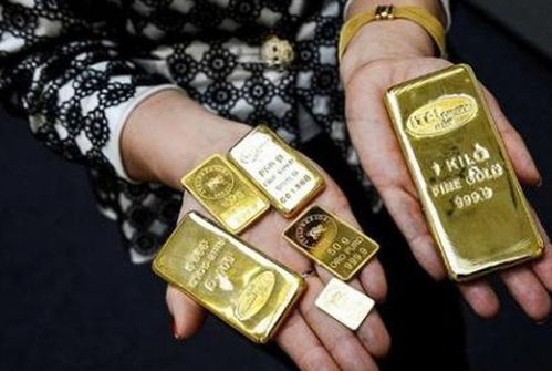 消费者手持金条在阳光下仔细检查