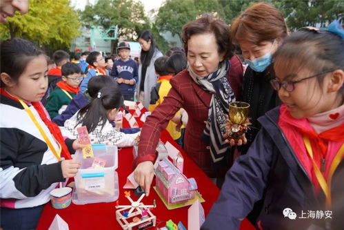 学生在校园操场摆摊售卖手工艺品的场景