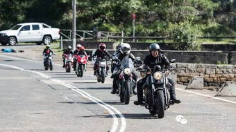 一位年轻人在城市街道上骑行