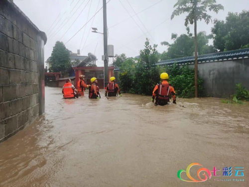 湖南某小学操场因暴雨受灾后的场景