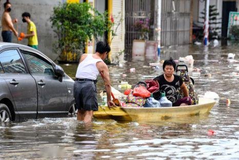 岳阳居民正在清理积水和杂物