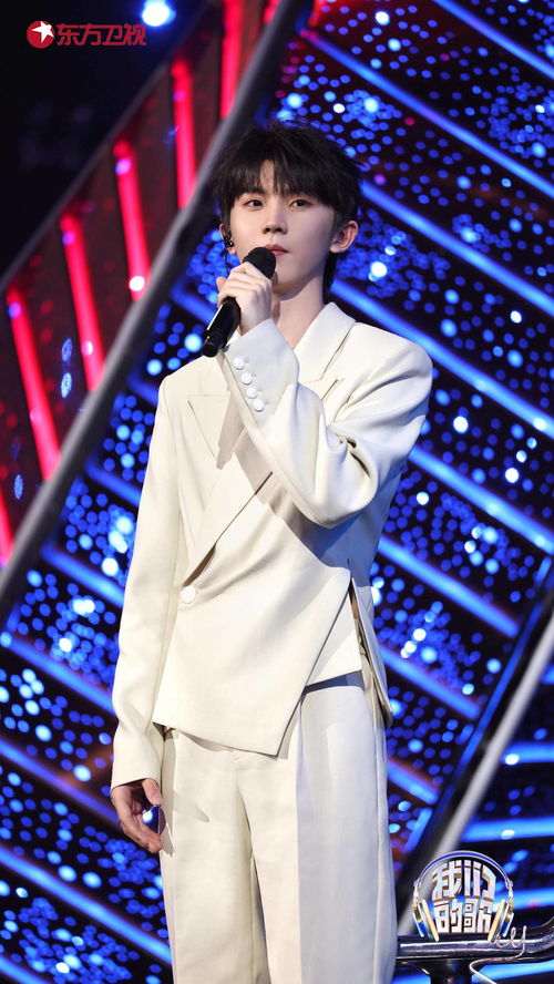 马嘉祺站在舞台中央唱歌