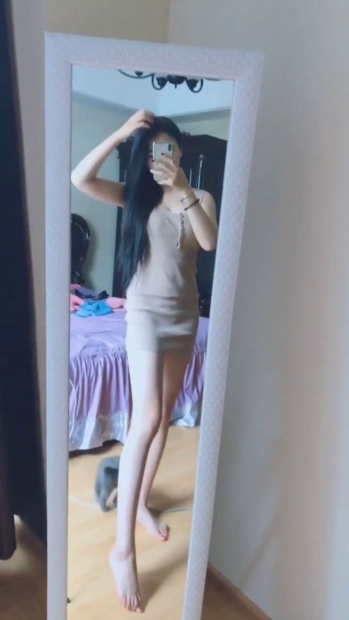 微胖女生在镜子前试穿不同款式裙撑的过程图