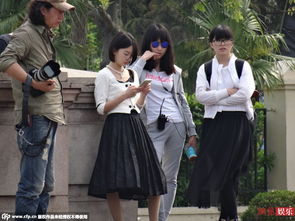 周冬雨在《热搜》片场认真工作的画面