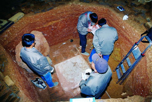 雷峰塔倒塌后的废墟场景