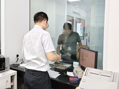 银行工作人员正在处理贷款业务场景图