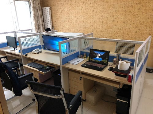 创业者办公桌前思考画面