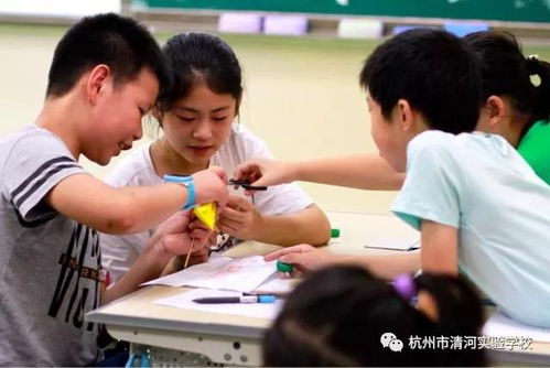 学生在教室讨论课程内容