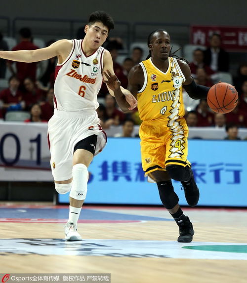 胡金秋与队友击掌庆祝