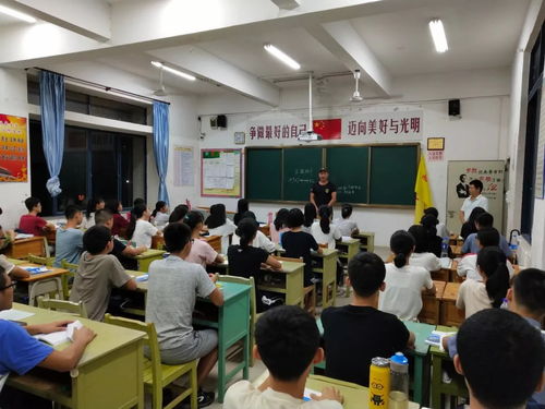 学生在教室里认真阅读学术资料