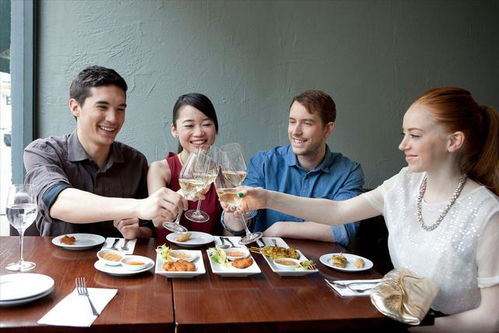 人际交往中微笑握手场景