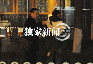 一位女性在深夜独自工作