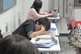 一名学生在教室角落独自坐着