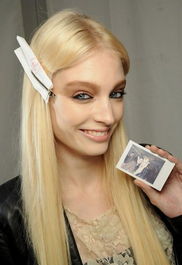 女性微笑展示干净肌肤