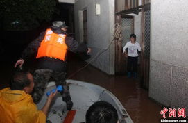 湖南居民在暴雨中转移物资