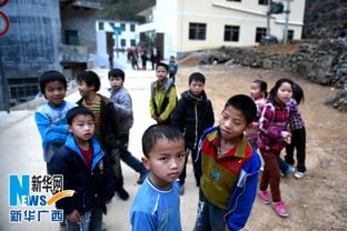 孩子们在学校门口玩耍