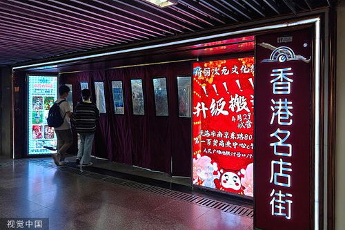 夕阳下的白酒专卖店关闭卷帘门