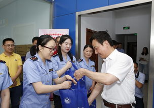 市场监管人员检查胖东来和田玉柜台现场照片