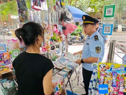 执法人员在校园周边文具店检查书籍