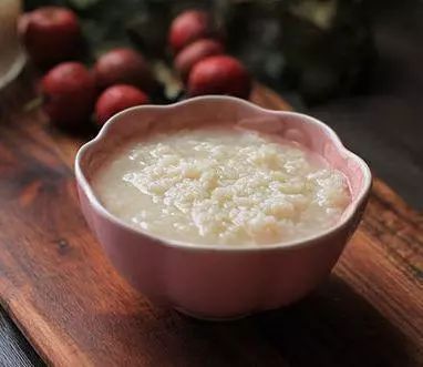 酒酿完成加水后漂浮起来的状态