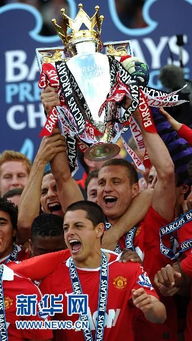 赵心童高举奖杯庆祝胜利