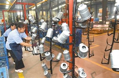 义乌圣诞用品生产线忙碌的工人