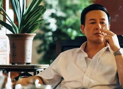 张颂文在片场认真工作的照片