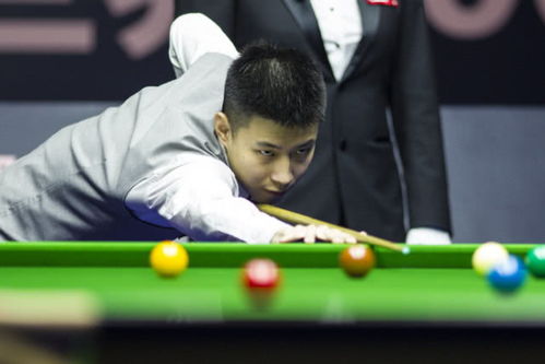 赵心童手持世锦赛奖杯