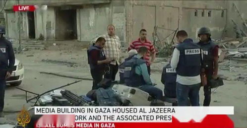 王金在沙漠中喝水的视频截图