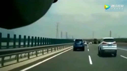 行车记录仪拍摄到的袭击瞬间画面截图