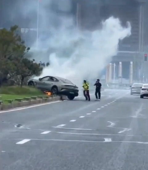 小米SU7车祸现场照片新闻报道截图