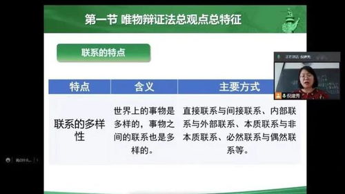 一名老师站在空荡荡的教室前