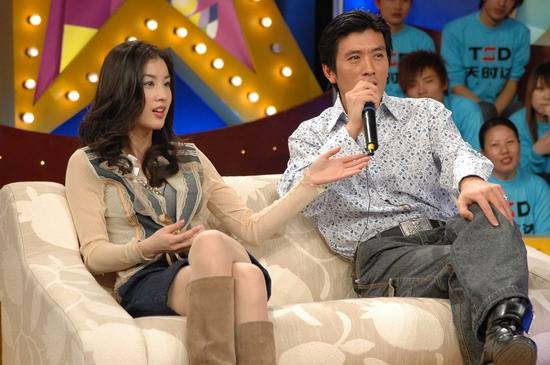 黄圣依与母亲在家中聊天的温馨画面