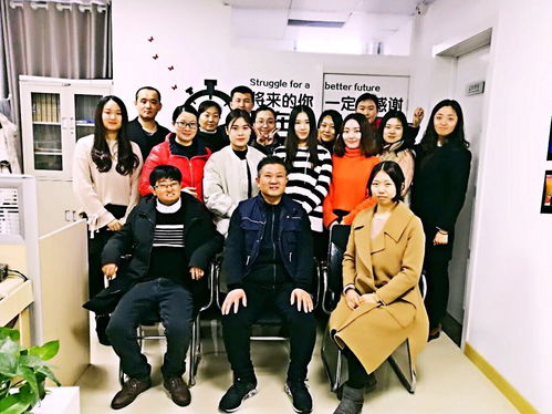 众人合力制服小偷后合影留念照片