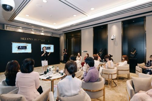 创业团队在会议室讨论未来发展计划