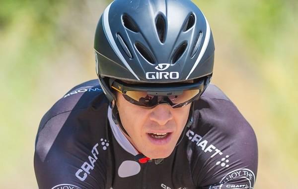 骑行爱好者在社交媒体分享骑行照片和经验