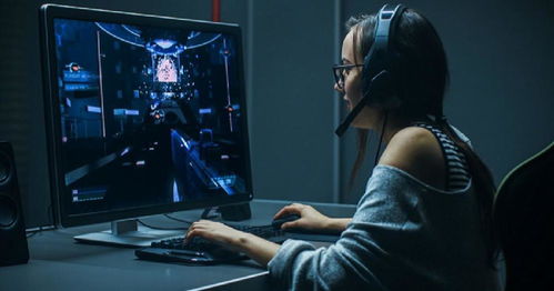 大学生在家学习使用电脑场景