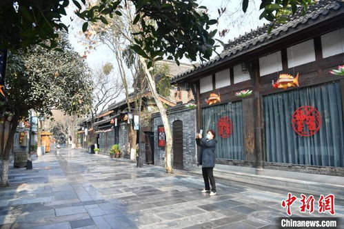 外国游客在成都宽窄巷子品尝当地美食<br>