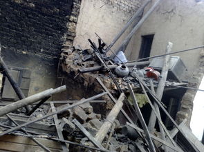 岳阳村民查看倒塌房屋残骸