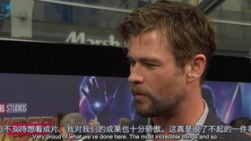 马丽在红毯上接受媒体采访笑容灿烂